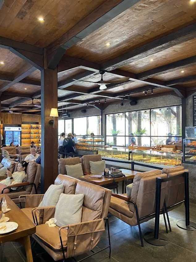Seating and pastry display at 7AM Bakers and 7PM Diners Sanur