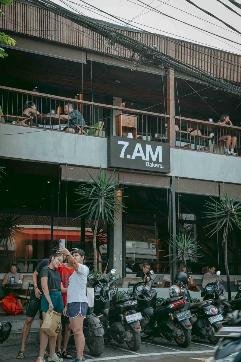 7AM Bakers Umalas exterior and guests
